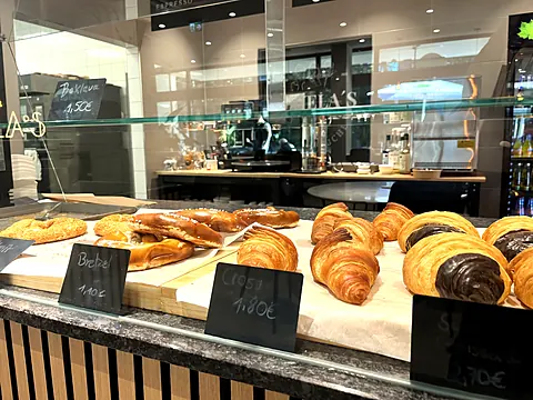 Croissants und Schokogebäck in der Auslage